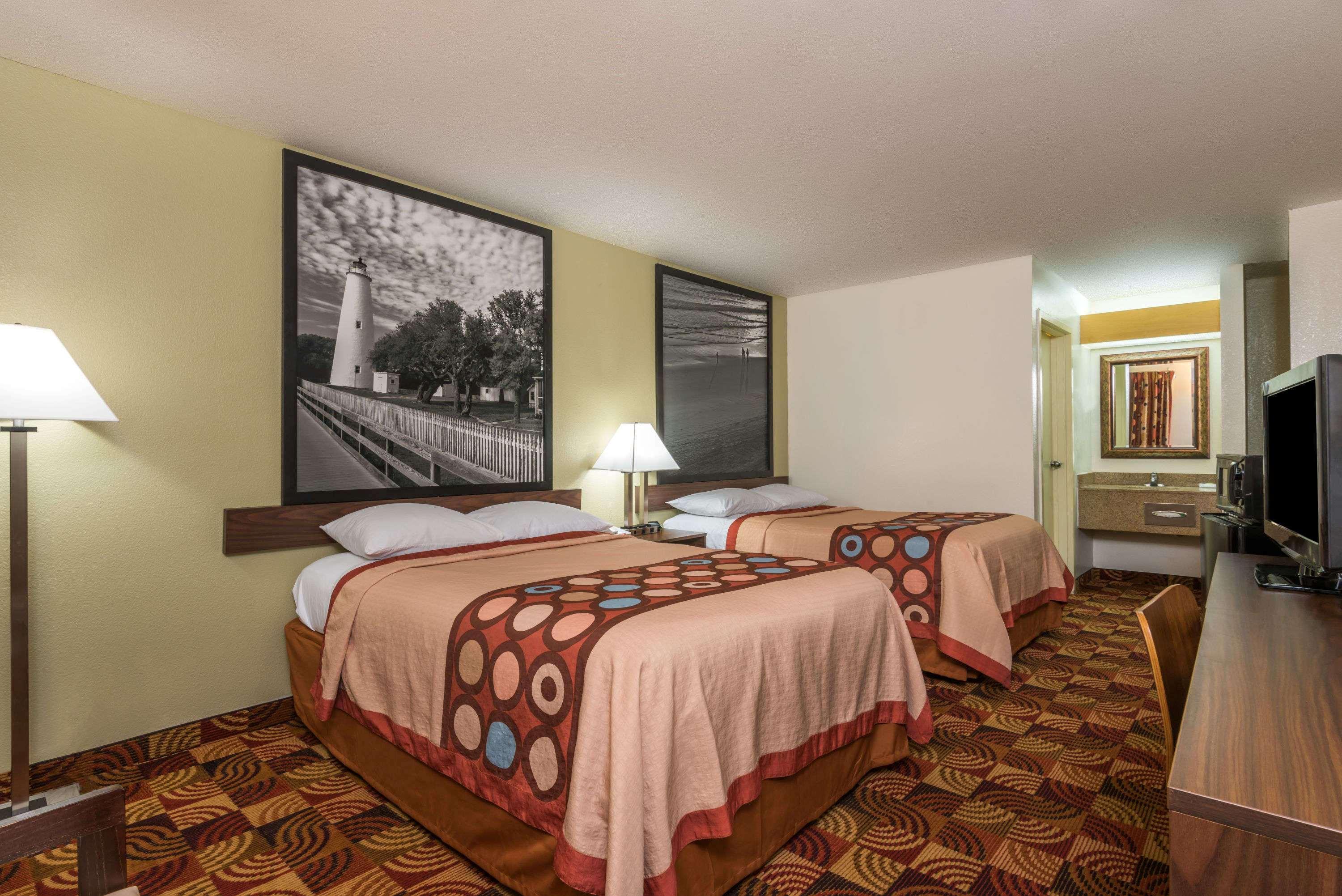 Super 8 By Wyndham Hotel *